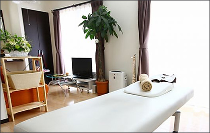 清潔で明るい施術台